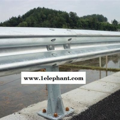 國標(biāo)熱鍍鋅公路波形梁護(hù)欄板，專業(yè)廠家報價